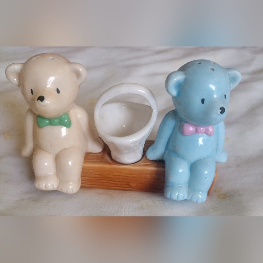 Collectable Tan & Blue Bears Sitting  on A Log Salt & Pepper Shakers, Toothpick
